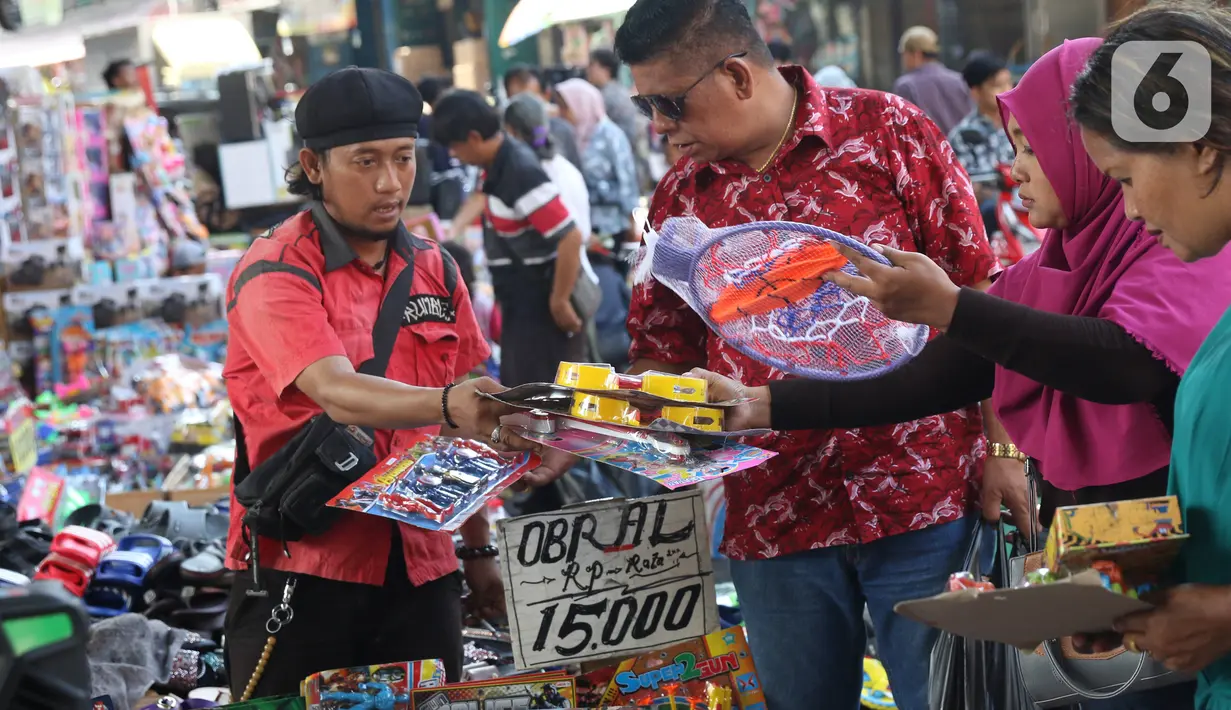 Aktivitas jual beli mainan produk China di Pasar Pagi, Jakarta, Rabu (29/1/2020). Kasubdit Komunikasi Bea dan cukai, Deni Surjantoro mengatakan hingga kini belum ada barang dari China yang masuk ke Indonesia terindikasi membawa virus aneh setelah mewabahnya virus corona. (Liputan6.com/Angga Yuniar)
