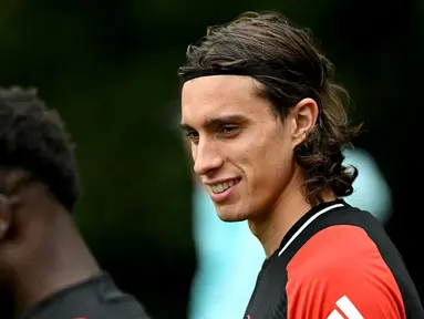 Pemain Arsenal, Riccardo Calafiori mengikuti latihan bersama timnya menjelang laga lanjutan Liga Champions melawan PSG di Arsenal Training Centre, Hertfordshire, Inggris, Selasa (01/10/2024). (AFP/Glyn Kirk)