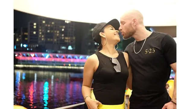 7 Potret Mesra Melaney Ricardo dan Tyson Lynch, Selalu Kompak
