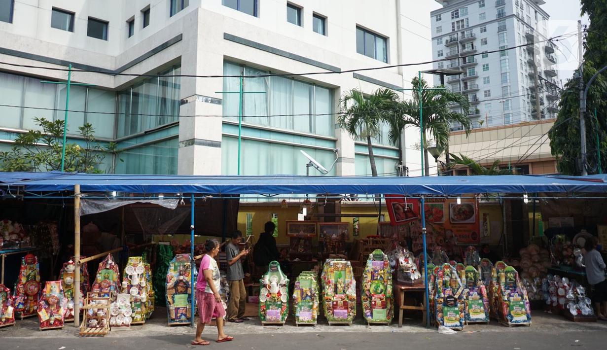 Suasana salah satu pusat penjualan parsel di kawasan Cikini, Jakarta, Rabu (13/5/2020). Selama bulan Ramadan, para pedagang mengaku omzet penjualan parsel turun hingga 90 persen dibandingkan tahun lalu akibat adanya pandemi virus corona COVID-19. (Liputan6.com/Immanuel Antonius)