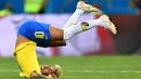Pemain Brasil, Neymar terjatuh dalam laga penyisihan Grup E Piala Dunia 2018 antara Brasil dan Swiss di Rostov Arena, Rostov-On-Don, Rusia, Minggu (17/6). Pertandingan berakhir dengan skor 1-1. (Joe Klamar/AFP)
