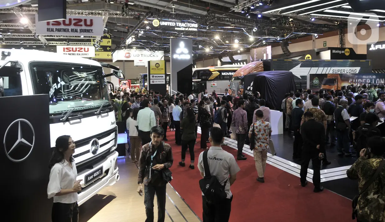 Suasana GAIKINDO Indonesia International Commercial Vehicle Expo (GIICOMVEC) di JCC, Senayan, Jakarta, Kamis (5/3/2020). GIICOMVEC 2020 berlangsung hingga 8 Maret. (merdeka.com/Iqbal Nugroho)