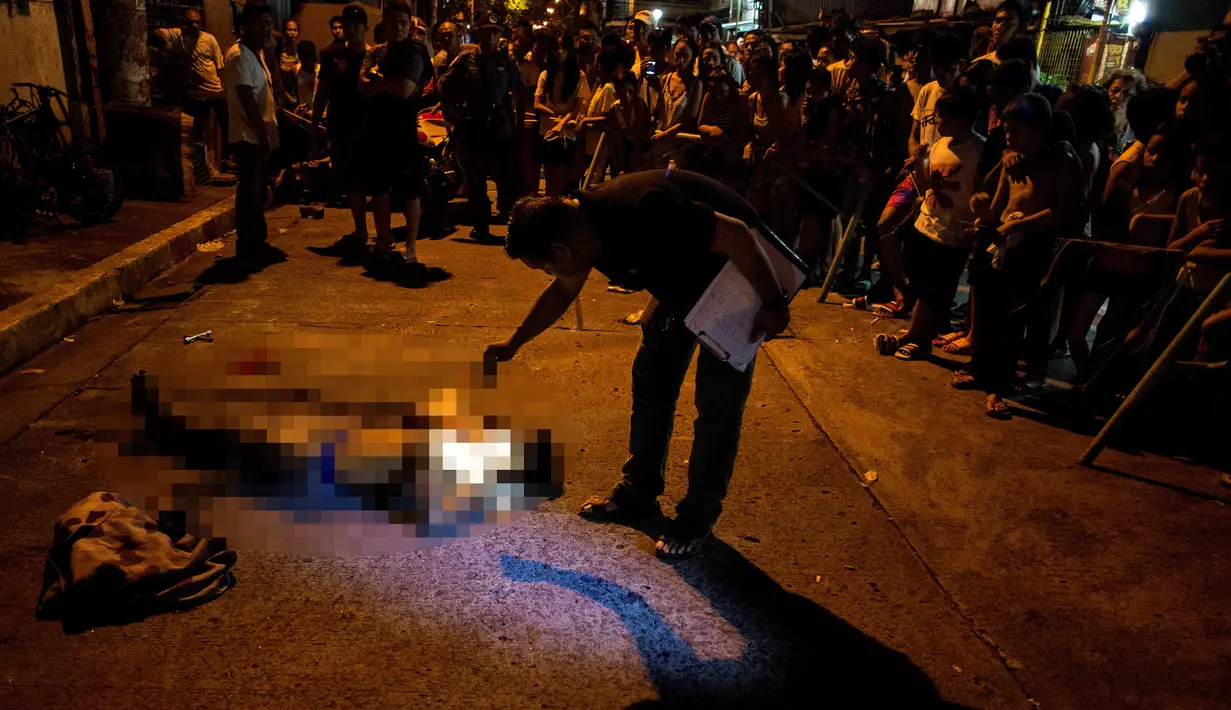 Polisi memeriksa jasad pengguna narkoba di Manila (2/8). Filipina akan memberitahu Menlu AS Rex Tillerson terkait keprihatinannya atas perang Narkoba yang menewaskan ribuan nyawa karena "laporan media yang berlebihan". (AFP Photo/Noel Celis)