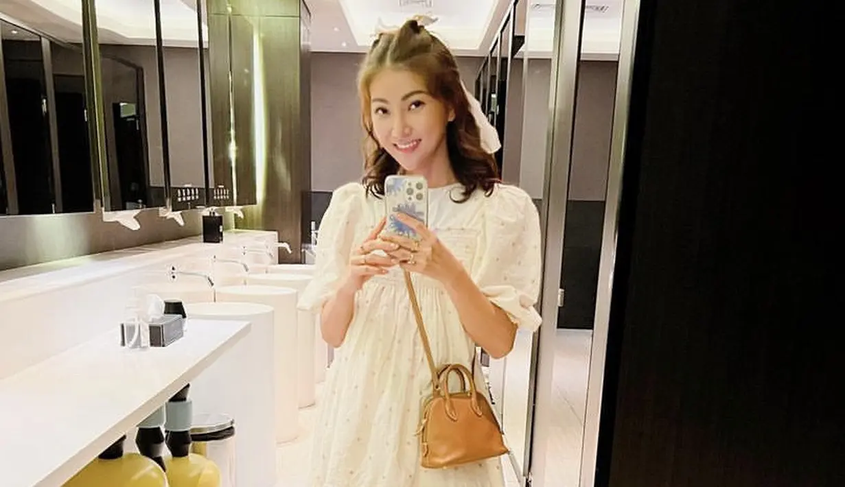 <p>Rambut bergelombang kecokelatannya dibuat half bun mengenakan pita yang membuatnya tampil cute. @sarwendah29</p>