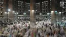 Pemandangan saat jemaah menunaikan salat tarawih malam pertama Ramadan 1439 H di Masjid Istiqlal, Jakarta, Rabu (16/5). Tarawih malam pertama Ramadan 1439 H di Masjid Istiqlal dihadiri oleh ribuan jemaah. (Merdeka.com/Iqbal Nugroho)