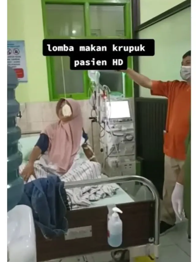 Viral Pasien RS Lomba Makan Kerupuk Sambil Berbaring, Tuai Pro Kontra Warganet