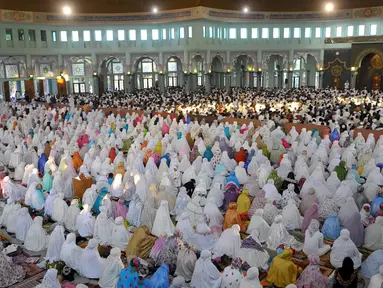 Warga Tangerang melakukan Salat Idul Adha di Masjid Al-Azom, Tangerang Banten, Kamis (24/9/2015). (Liputan6.com/Faisal R Syam)