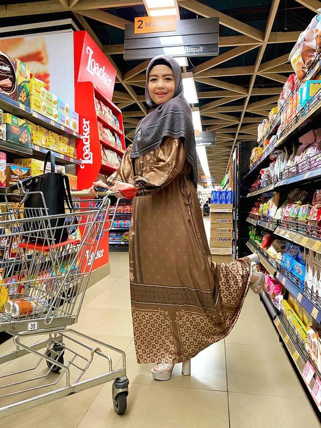 Potret Tika Eks T2 Kenakan Baju Gamis, Bisa Jadi Inspirasi. (Sumber: Instagram/tika_ramlan)