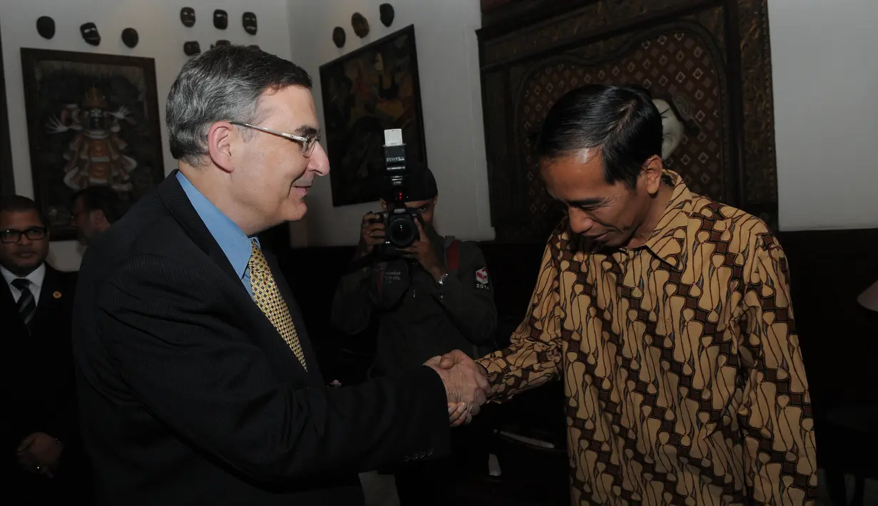Setelah bersalaman dan saling menyapa, mereka kemudian terlibat pembicaraan tertutup. Para wartawan dilarang masuk ke dalam ruangan pertemuan tersebut, Selasa (6/5/2014) (Liputan6.com/Herman Zakharia).