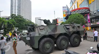 TNI menempatkan satu unit panser anoa di pusat perbelanjaan kawasan Glodok, Jakarta Barat, Jumat (4/11). Pengamanan ketat tersebut dilakukan guna mengantisipasi peristiwa yang tidak diinginkan terkait demonstrasi Ormas Islam. (Liputan6.com/Angga Yuniar)