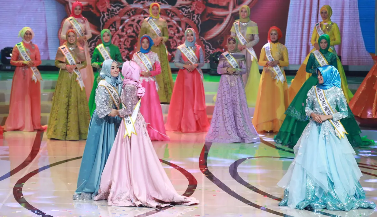 Mahkota kemenangan pun disematkan kepada Syifa Fatimah oleh Siti Azhari selaku Puteri Muslimah 2016, yang juga bermaksud memindahkan tanggung jawab Siti menjalankan tugas yang akan digantikan Syifa untuk setahun ke depan. (Adrian Putra/Bintang.com)