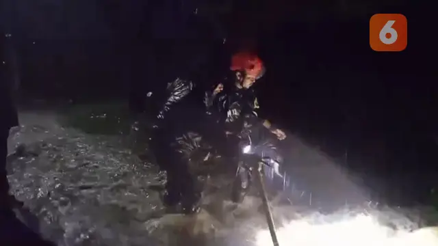 Petugas BPBD Kota Sukabumi saat menangani bencana banjir di Kelurahan Limusnunggal Kecamatan Cibeureum. (Liputan6.com/Istimewa).