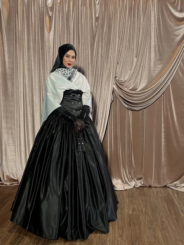 Pesona Megah Paula Verhoeven dengan Dress Hitam Putih dan Makeup Bold Saat Peragakan Busana  Zaskia Sungkar