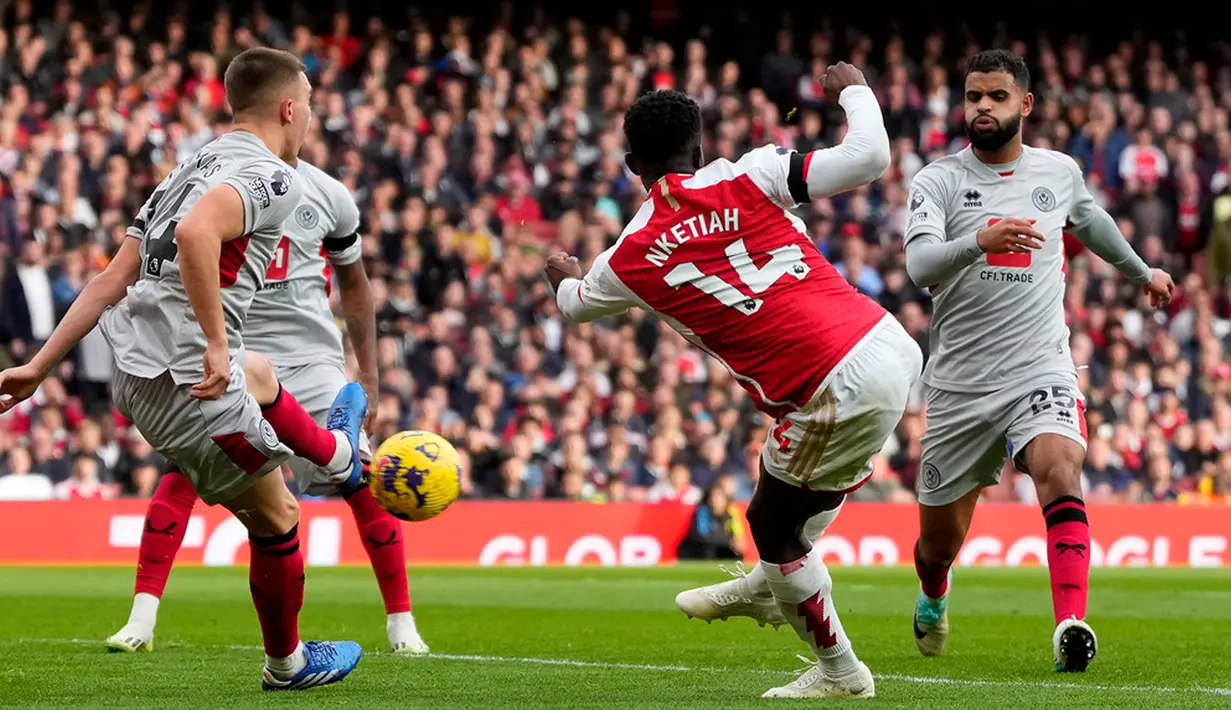 Memasuki babak kedua, Arsenal mampu unggul cepat. Eddie Nketiah kembali mencatatkan namanya di papan skor usai merobek gawang Sheffield United lewat tembakan kanan dari sebelah kiri kotak penalti. (AP Photo/Kirsty Wigglesworth)