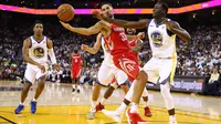 Pebasket Houston, Ryan Anderson #33 mencoba melewati adangan pebasket Warriors, Draymond Green #23 pada laga perdana NBA 2017 di Oracle Arena, Oakland, (17/10/2017).  Rockets menang 122-121.   Rockets menang 122-121. (Ezra Shaw/Getty Images/AFP)