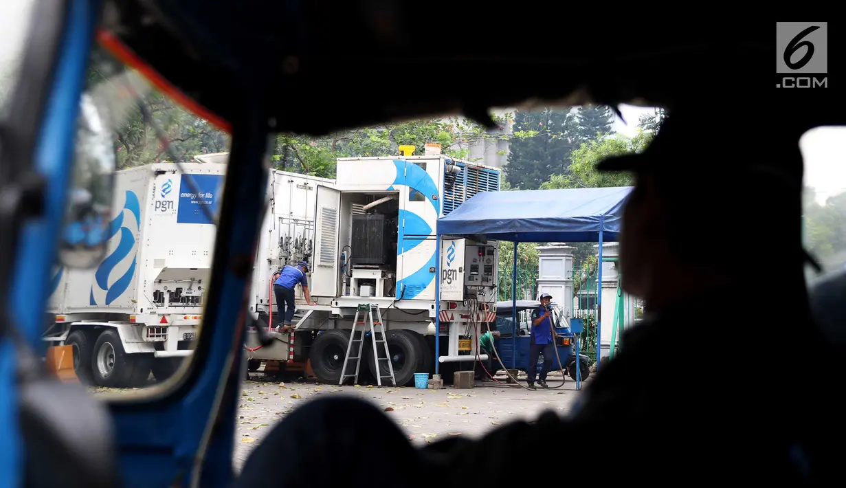 Petugas melayani pengisian BBG di kawasan Monas, Jakarta, Jumat (14/7). PT Perusahaan Gas Negara (Persero) Tbk (PGN) bakal membangun 60 unit Stasiun Pengisian Bahan Bakar Gas (SPBG) hingga 2019. (Liputan6.com/Angga Yuniar)