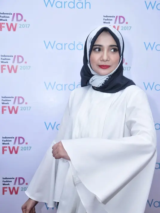 "Aku nggak bakal meninggalkan dunia entertain. Ini juga sudah lama vakum sinetron, kalau dibilang ingin sudah mulai kangen. Itu pun kalau diizinkan suami," ungkap Zaskia Sungkar, di JCC Senayan, Jakarta Pusat, Jumat (3/2/2017). (Adrian Putra/Bintang.com)