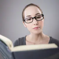 Piramida kemampuan belajar, yang menggambarkan tahapan efektivitas belajar dari menghafal hingga mengajarkan. Melalui pemahaman konsep ini, pembaca diajak menemukan cara belajar yang lebih aktif dan mendalam. (Foto: PourquoiPas/Pixabay)