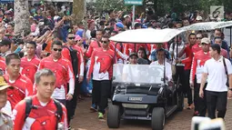 Presiden Joko Widodo bersama keluarga saat berlibur di Kebun Binatang Ragunan, Jakarta, Kamis (29/6). Mengisi libur Lebaran, Jokowi beserta keluarga memanfaatkannya untuk berlibur di kebun binatang beserta keluarga. (Liputan6.com/Angga Yuniar)