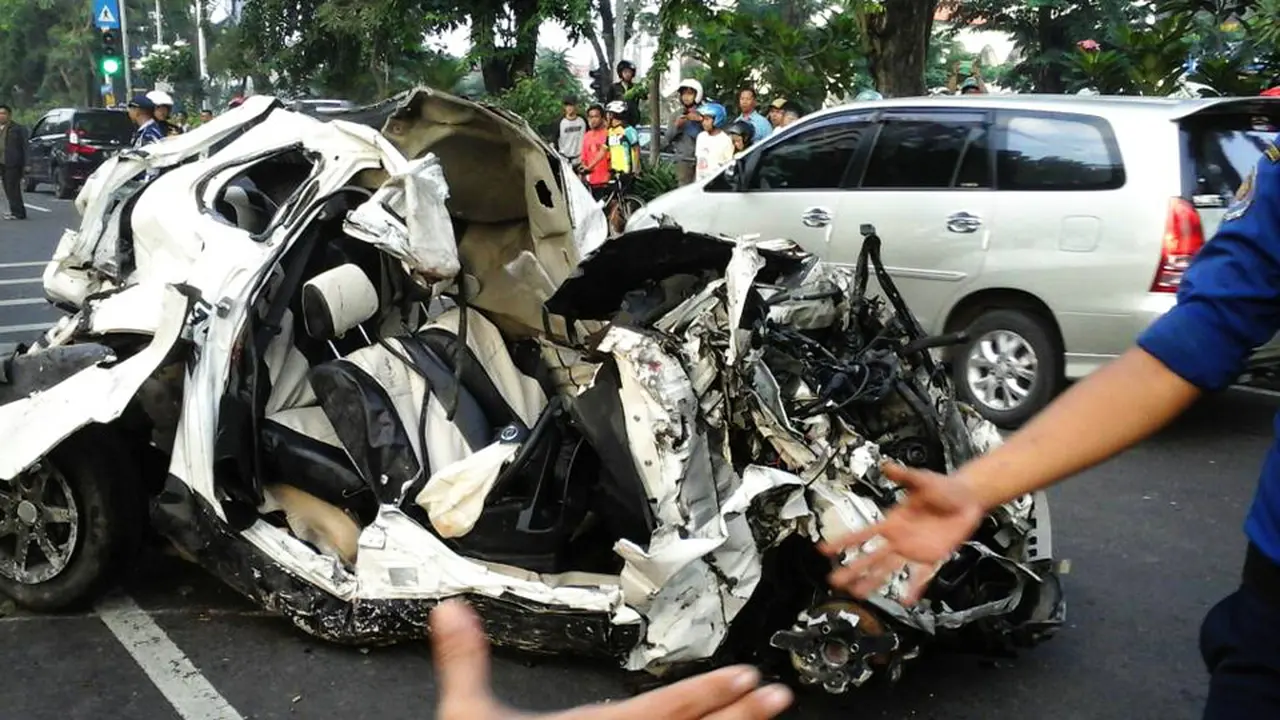 Kereta tabrak mobil