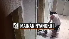 Rekaman video seorang bocah yang terseret dan jatuh karena tali mainannya tersangkut di lift. Korban yang berusia 1 tahun menderita luka ringan.