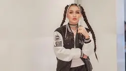 Tampil dengan gaya boyish pakai jaket hitam-putih, gaya rambut kepang dua Ayu Ting Ting membuat ia tampil bak idol Kpop. Banyak penggemar yang memuji penampilan ibu satu anak itu. (Liputan6.com/IG/@ayutingting92)