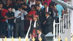 Presiden Joko Widodo atau Jokowi menyempatkan diri menyalami tamu undangan di halaman Istana Merdeka, Jakarta, Kamis (17/8). Hal ini disambut meriah para tamu yang kemudian bangkit berebut untuk berfoto bersama Jokowi. (Liputan6.com/Angga Yuniar)