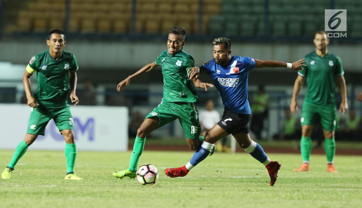 Aksi Gelandang PSMS Medan, M Alwi Salamat (kedua kiri) saat melawan PSM Makassar (Liputan6.com/Helmi Fithriansyah)