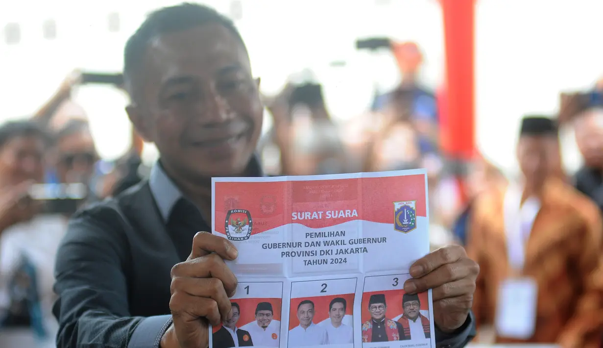 Calon wakil gubernur Jakarta nomor urut 2, Dharma Pongrekun menunjukkan surat suara Pemilihan Gubernur DKI Jakarta pada Pemilihan Kepala Daerah (Pilkada) Serentak 2024 di Jakarta, Rabu (27/11/2024). (merdeka.com/Arie Basuki)