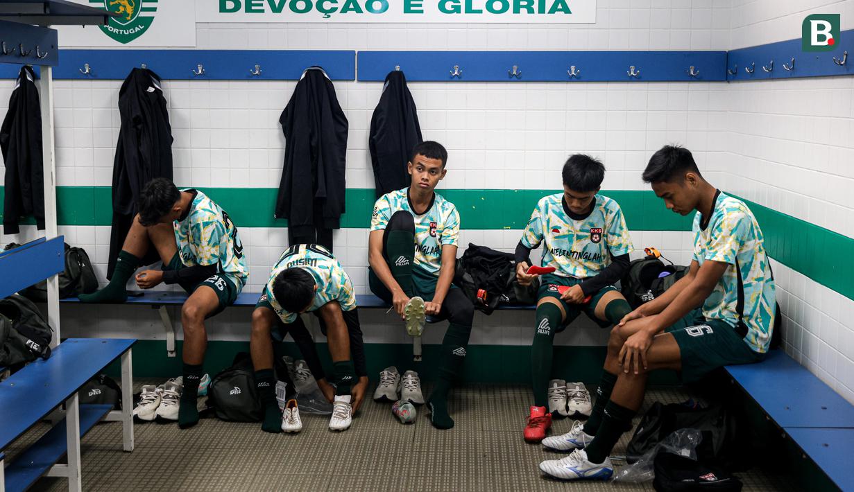 Pemain-pemain dari Korea-Korea Selecao bersiap di ruang ganti pemain di akademi Sporting CP, Lisbon, Portugal, Jumat (22/11/2024). (Bola.com/Bagaskara Lazuardi)