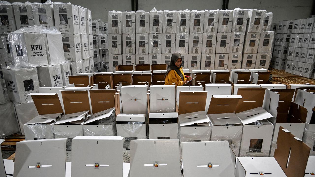 KPU Surabaya Distribusikan Logistik Pemilu 2024 ke Panita Pemilihan Kecamatan