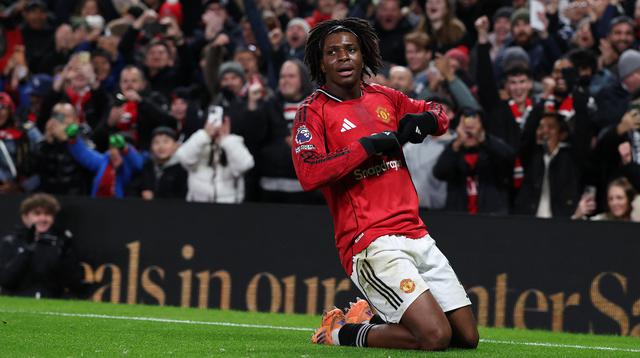 Pemain Manchester United, Patrick Dorgu melakukan selebrasi setelah mencetak gol ke gawang Newcastle dalam laga bertajuk Boxing Day Liga Inggris 2025/2026 di Old Trafford, Manchester, Inggris, Jumat (26/12/2025) waktu setempat. (AFP/Darren Staples)