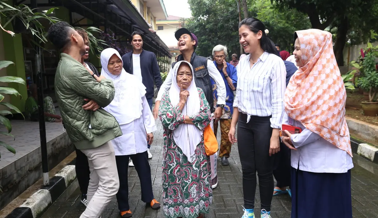 "Biar tahu rasa bersyukur. Gak hanya hura-hura aja. Lakukan kegiatan positif kepada sesama," kata Fera Feriska di Yayasan Sasana Tresna Werdha, kawasan Ciracas, Jakarta Timur, Rabu (14/2/2018). (Nurwahyunan/Bintang.com)