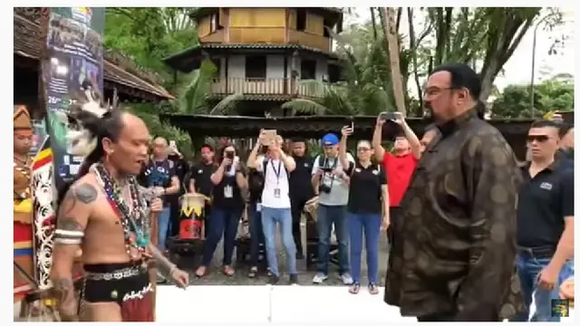 Steven Seagal saat mengunjungi rumah adat Dayak. (YouTube/ Ekspedisi Enggang)