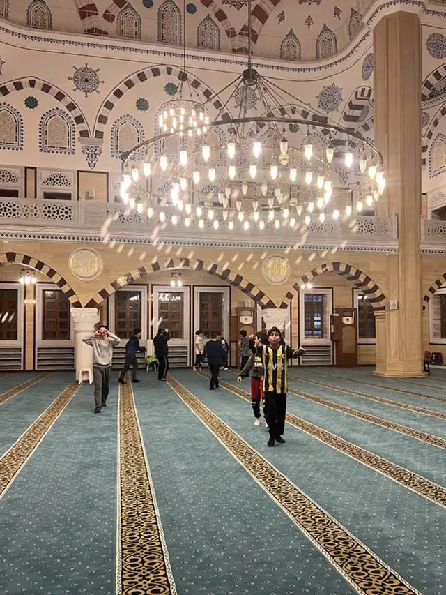 Masjid di Turki Izinkan Anak-Anak Main Sepak Bola Usai Tarawih, Tujuannya Mulia