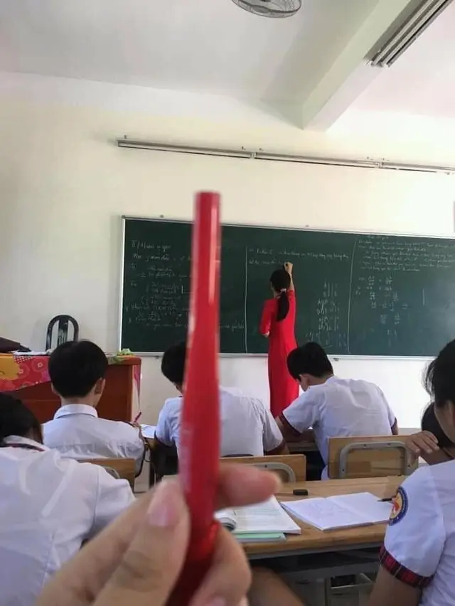 6 Momen Tak Terduga Baju Guru Mirip dengan Pulpen Murid Ini Kocak