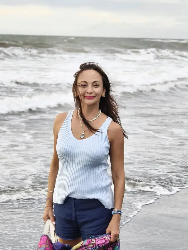 Potret Gladys Suwandhi Healing di Pantai (credit: instagram/gladys_suwandhi)