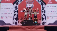 Pebalap Sidrap Honda Daya KYT Nissin IRC Trijaya, Fitriansyah Kete (tengah), sedang menerima piala Honda Dream Cup 2017