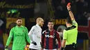Bek AC Milan, Gabriel Paletta (2kiri) menerima kartu merah dari wasit Daniele Doveri saat melawan Bologna pada lanjutan Serie A di Stadio Renato Dell'Ara, Bologna,  (8/5/2/2017).  MIlan mengan 1-0.  (AFP/Giuseppe Cacace)