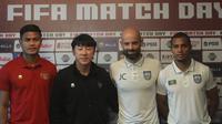Kapten dan pelatih Timnas Indonesia, Fachruddin Aryanto dan Shin Tae-yong, berfoto bersama pelatih Timnas Bangladesh, Javier Fernandez Cabrera Penato, dan pemainnya saat konferensi pers yang digelar di Bandung, Selasa (31/5/2022). (Bola.com/Erwin Snaz)