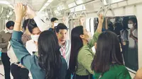 Berdiri Lama Saat Naik Transportasi Umum? Kenali Titik yang Rentan Nyeri dan Pegal Serta Solusi Mengatasinya