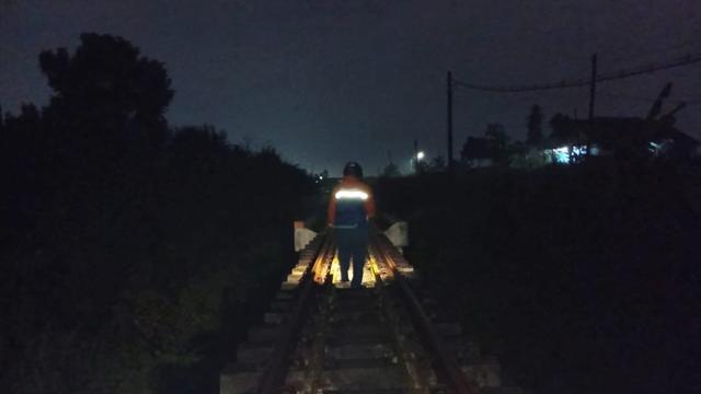 Petugas KAI tengah memeriksa struktur jalan rel termasuk kekuatan bangunan pasca gempa yang terjadi di Bekasi, pada Rabu (20/8/2025).