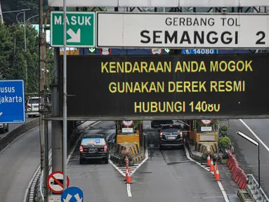 Sejumlah pengguna jasa tol saat melakukan transaksi pembayaran di gerbang tol Semanggi, Jakarta, Sabtu (5/11/2022). Pemerintah berencana untuk mengimplementasikan bayar tol nontunai 'jarak jauh' atau nirsentuh mulai Desember 2022.  Sistem MLFF ini diharapkan bisa berjalan dengan baik dan dapat digunakan di seluruh ruas tol pada akhir 2023. Dengan demikian, maka pada 2024 semua ruas tol menggunakan sistem MLFF. (Liputan6.com/Faizal Fanani)