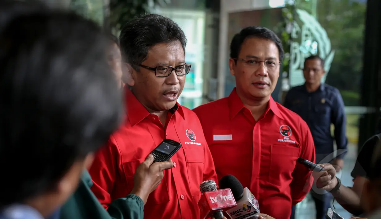 Sekjen PDIP Hasto Kristianto memberikan keterangan pers usai berkunjung ke Kantor Kemenkumham, Jakarta, Rabu (6/5/2015). Kedatangan Hasto untuk menyerahkan susunan Kepengurusan DPP PDIP periode 2015-2020 kepada Menkumham. (Liputan6.com/ Faizal Fanani)