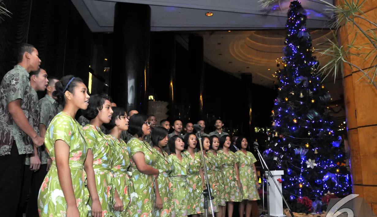 Acara semakin meriah saat Kelompok Paduan suara menyanyikan lagu-lagu rohani saat acara Christmas Tree Lighting Ceremony di Intercontinental Hotel, Jakarta. Foto diambil pada Kamis (27/11/2014). (Liputan6.com/Panji Diksana)