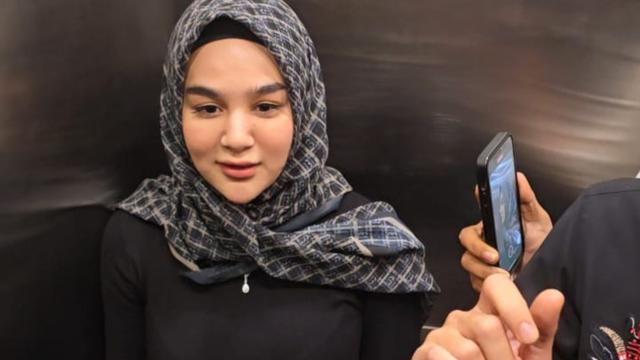 Artis FTV Hana Hanifah usai diperiksa polisi terkait korupsi SPPD di DPRD Riau.