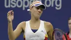 Petenis Jerman, Angelique Kerber, tampak kecewa usai dikalahkan petenis Jepang, Naomi Osaka, pada laga turnamen AS Terbuka 2017 di New York, Selasa (29/8/2017). Angelique Kerber kalah 3-6 dan 1-6 dari Naomi Osaka. (AP/Frank Franklin II)