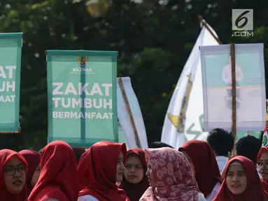 Badan Amil Zakat Nasional (Baznas) melakukan pawai simpatik menyambut Ramadan 1440 Hijriah di Patung Kuda, Jakarta, Jumat (3/5/2019). Dalam aksinya, Baznas menyerukan kewajiban membayar zakat, mengingat Ramadan semakin dekat. (merdeka.com/Imam Buhori)