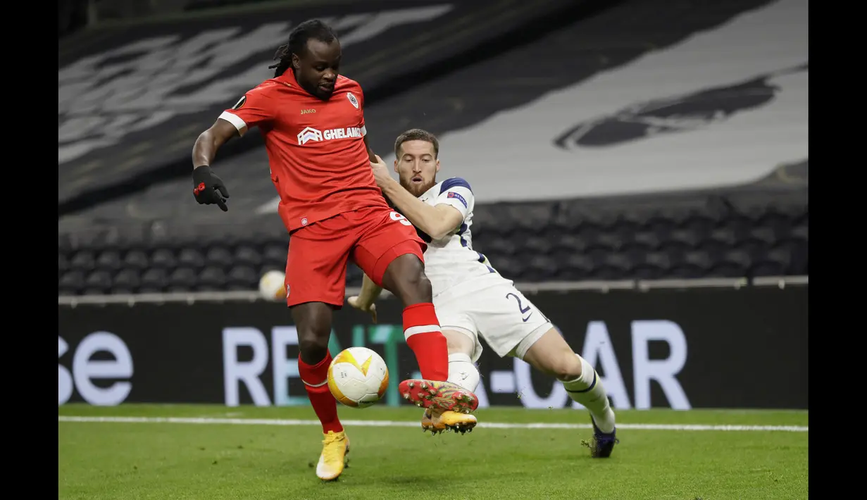 Sementara sang adik, Jordan Lukaku (kiri) yang mempunyai postur tubuh hampir sama dengan kakaknya membela klub Belgia Royal Antwerp. (Foto: AFP/Pool/Kirsty Wigglesworth)