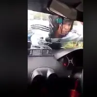 Inilah cerita di balik sebuah video viral yang memperlihatkan seorang pria tengah merengek di atas mobil. Ternyata mantan pacarnya! (Facebook)